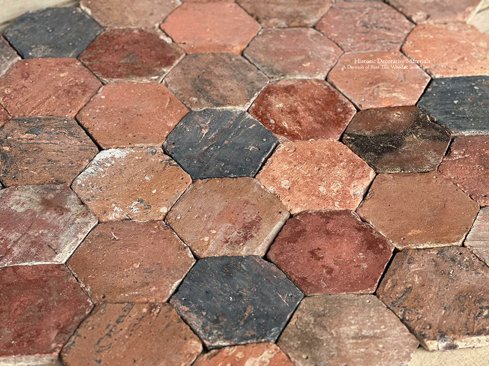 Salvaged from La Nouvelle-Aquitaine region in France, this antique French terra cotta tile hexagon creates an historic kitchen floor.